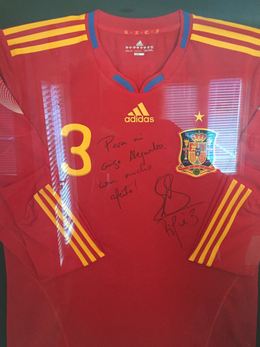 AlejandroSanz's tweet photo. @3gerardpique yo si te agradezco tu compromiso siempre.
Un abrazo amigo https://t.co/42lQJ98XnB