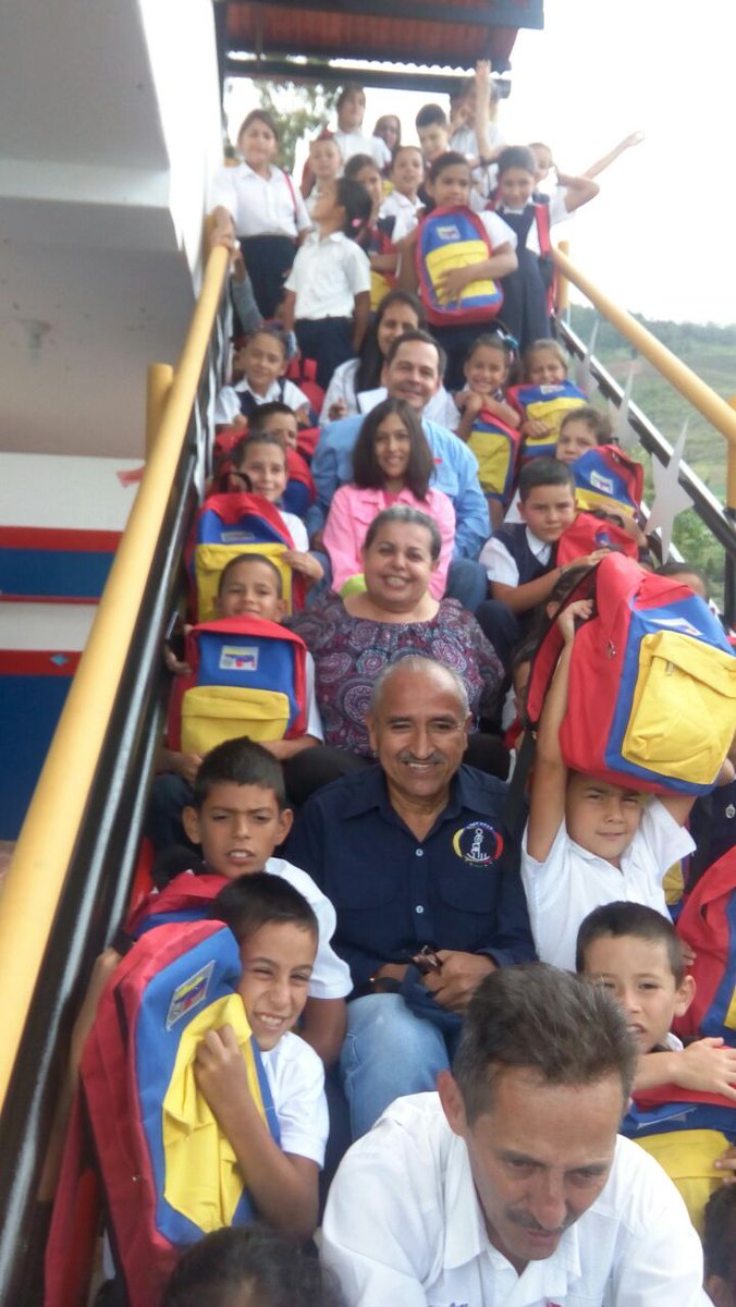 SilvaEleazarL's tweet photo. Junto a la Vice @gtorodelara y al Gob @VielmaEsTachira entregamos 59 equipos Canaima y 52 morrales escolares en la Escuela Alto del Niño! https://t.co/3wxuP7oKzo
