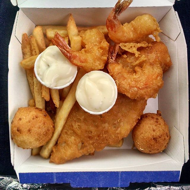 longjohnsilvers's tweet photo. What a box of joy! #Deliciousness #LoveLJS
[photo via lirpaloop on IG] https://t.co/Xbxyu1R7Rn