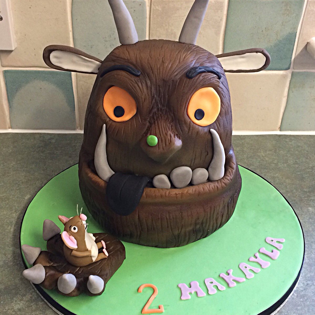 rachelclair's tweet photo. Today was a good day in the Cakealicious kitchen, vanilla sponge #gruffalo #cake #toogoodtocut https://t.co/WWym2XcOl1