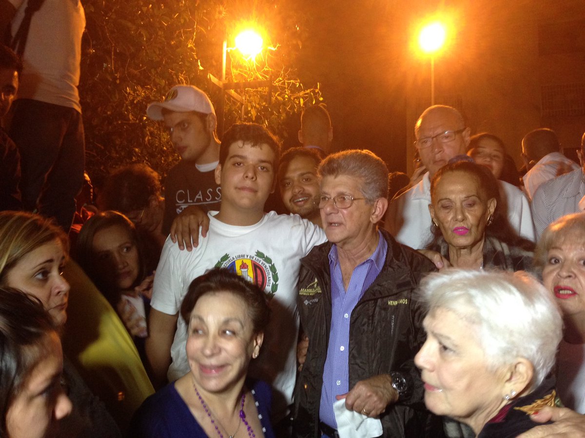 sabatomanfredi's tweet photo. Asamblea de ciudadanos en las palmas, presidente de la @AsambleaVE @hramosallup un pueblo con voluntad, luchando por vzla #RevicatorioYA https://t.co/P9IO6k7A9O