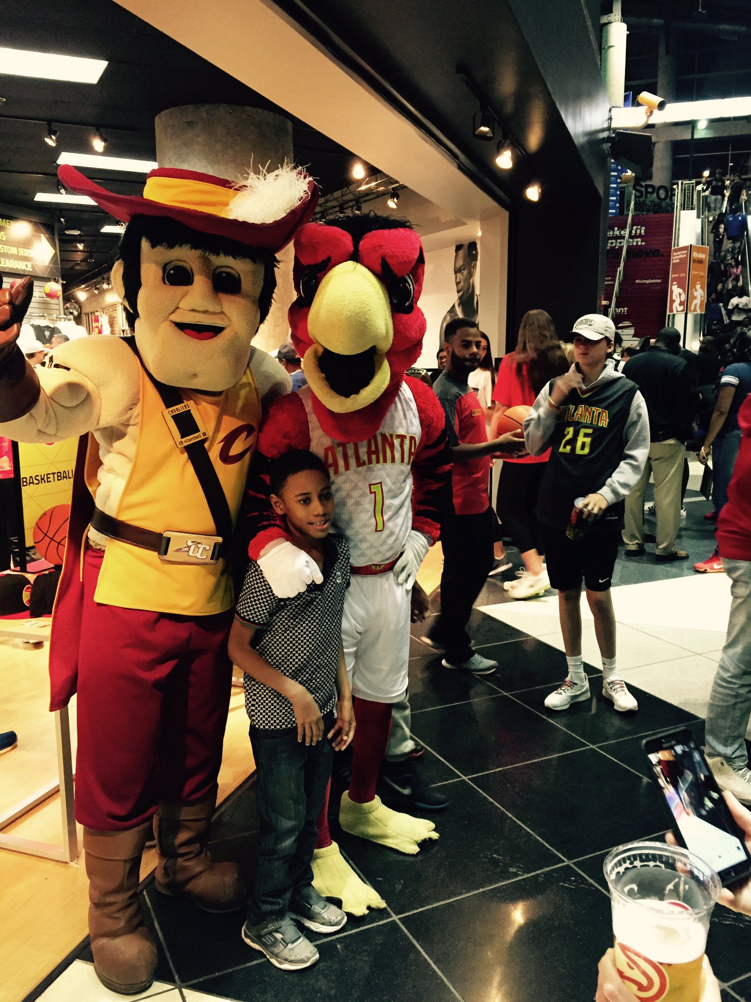 Thank you @ATLHawks and @ATLHarryTheHawk for having me out today for our #UnityGame! https://t.co/feIvaUADOj