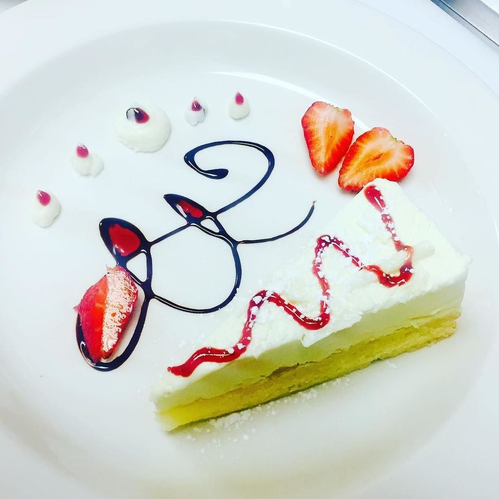 stanmartone's tweet photo. Limoncello Cake #foodporn #italianfood #ct #ctvisit #castelloofniantic #eastlyme #niantic … https://t.co/2nMZJtsSMN https://t.co/qMI5Z95qMt