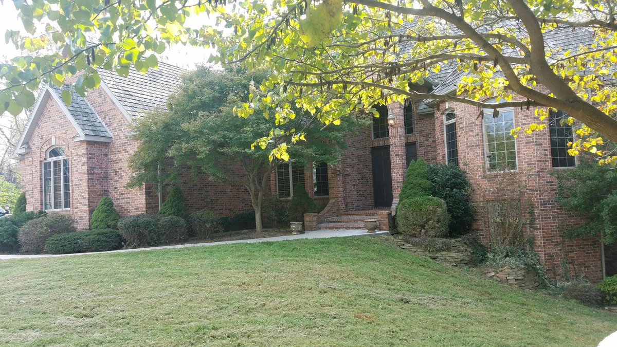 thisisoreic's tweet photo. Listing soon: this 7,000-sq-ft brick home in Ravenwood South. More on this exclusive property very soon! #SGF #Ozarks #realestateinvestment https://t.co/TqcPhL9avv