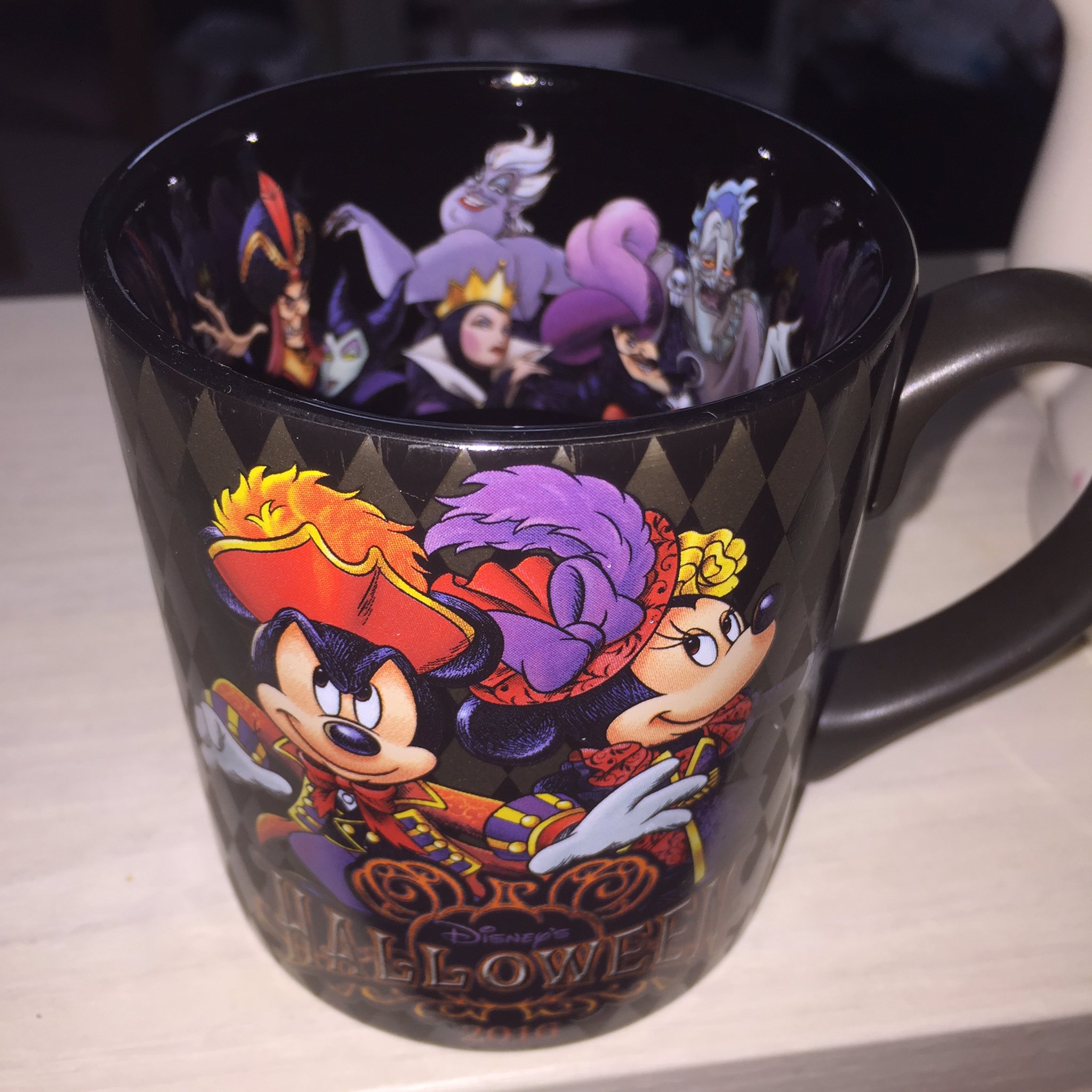 373 3 ディズニーでハロウィン仕様のマグカップを買ってきたのだけど 内側がヴィランズでなかなかかっこいい T Co Vbesz5z8nc Twitter