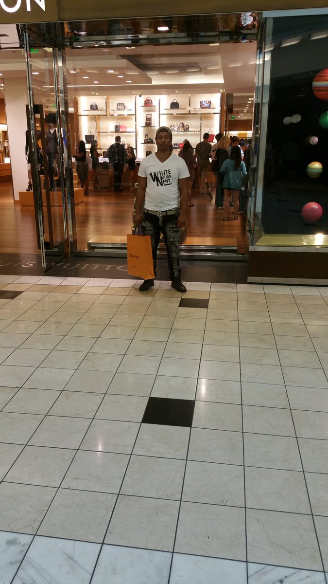 whitelyfe's tweet photo. Trappin, shoppin n rappin..dats all I do #ChiRaqBigHomie #WhiteNationEnt #OneStudios #WhiteGang https://t.co/Nhourc17qQ