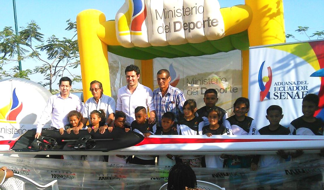 SENAE_Aduana's tweet photo. Realizamos donación de 8 botes al Min. @DeporteEc en beneficio de los niños de la #EscuelaComunitaria de remo en Isla Trinitaria https://t.co/XhzmSn0F9d