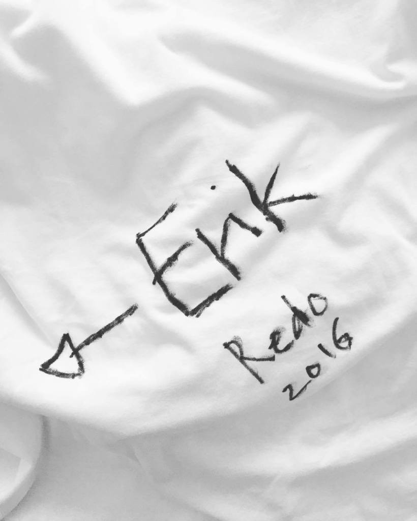 brandonhaslegs's tweet photo. i won a white tshirt autographed by erik spiekermann at #redoconf should i frame it or what https://t.co/mEDEiFpbKb https://t.co/5D8erJpigm