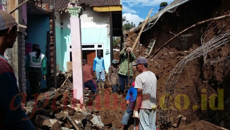 Pulang Dari Jualan Makanan, Rumah Tertimpa Tebing Longsor - apakabar.co.id/lingkungan-edu…