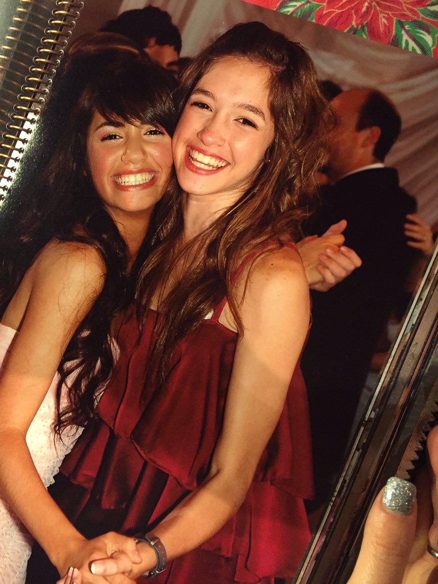 Candevetranok's tweet photo. Amiga de mi corazón! Por que te sigan pasando cosas lindas y sigas creciendo! Sos maravillosa. Te adoro 💖 @laliespos (que ricas en esta pic) https://t.co/H8APBQbMNx