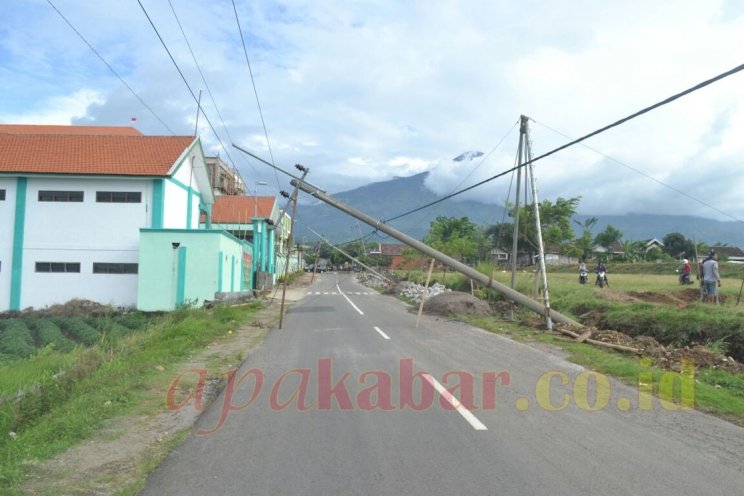 Bangun Gorong-gorong Tanpa Konsultasi PLN, Empat Tiang Listrik Roboh - apakabar.co.id/peristiwa/item…