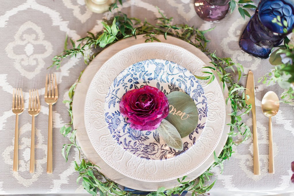 InsideWeddings's tweet photo. Boho place setting inspo. https://t.co/OCKvrvD4yp @Luxe_Linen (Photo: Lucas Rossi) https://t.co/aT8RyEpx9Y