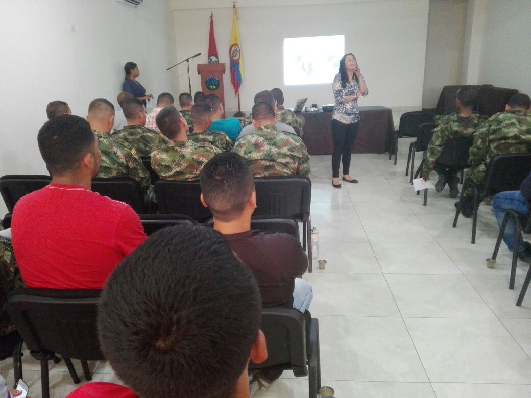 Ejercito_Div7's tweet photo. Estado Mayor #BR15, #BIAMA y #BASPC15 reciben conferencia obispado castrense sobre relaciones de familia. https://t.co/AD3bYkuexv