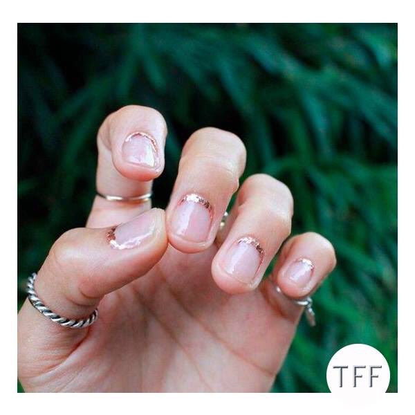 canaltff's tweet photo. Nail art super delicada para começar a semana ❤️ #TFF #canalTFF #trendsforfashion #beauty #beleza #nail #nailart #esmalte #glitter #brilho https://t.co/J3hsSoxeyd