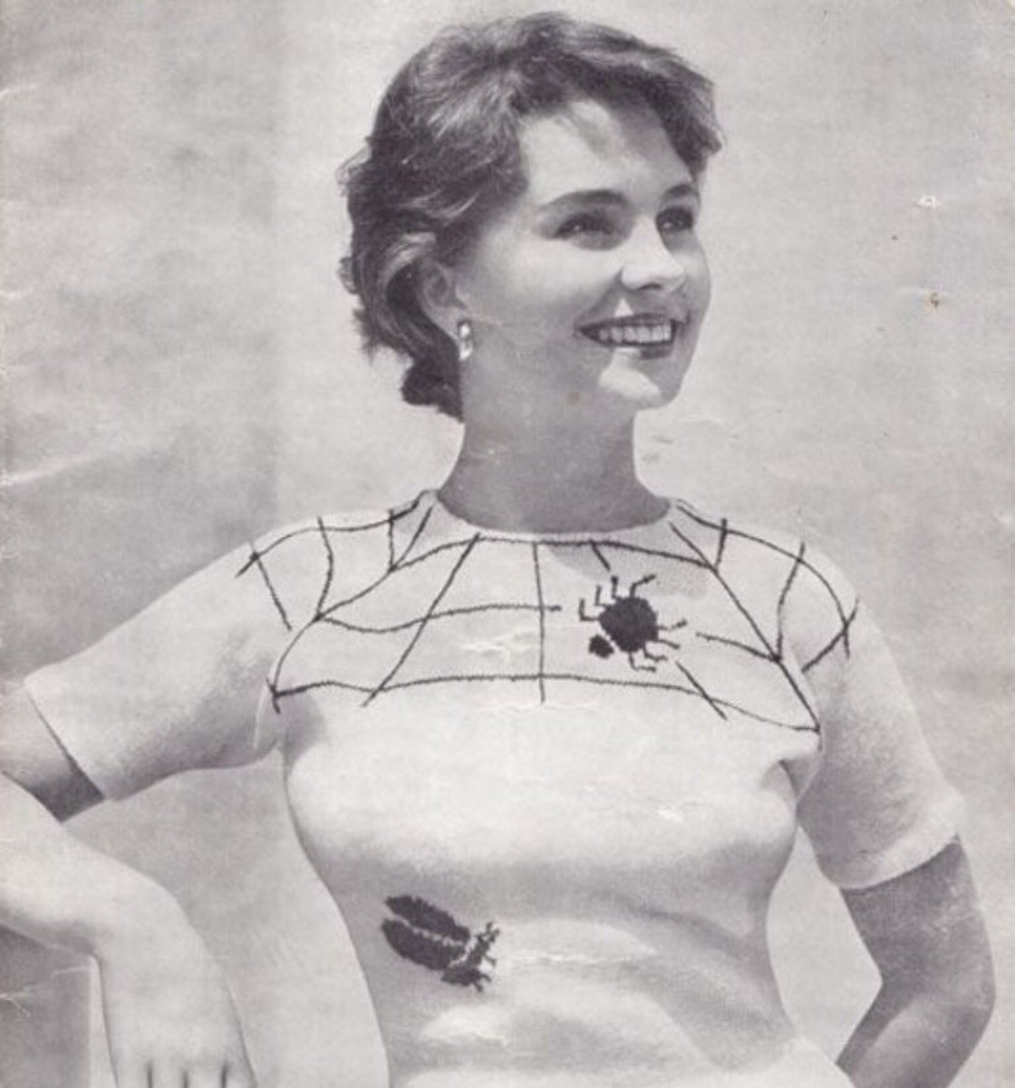 Solidmoonlight's tweet photo. #HubClubContest #ClassicMovieHub #Halloween Jean Simmons wearing a spooky sweater 🕸 https://t.co/i3G2Vdfx95