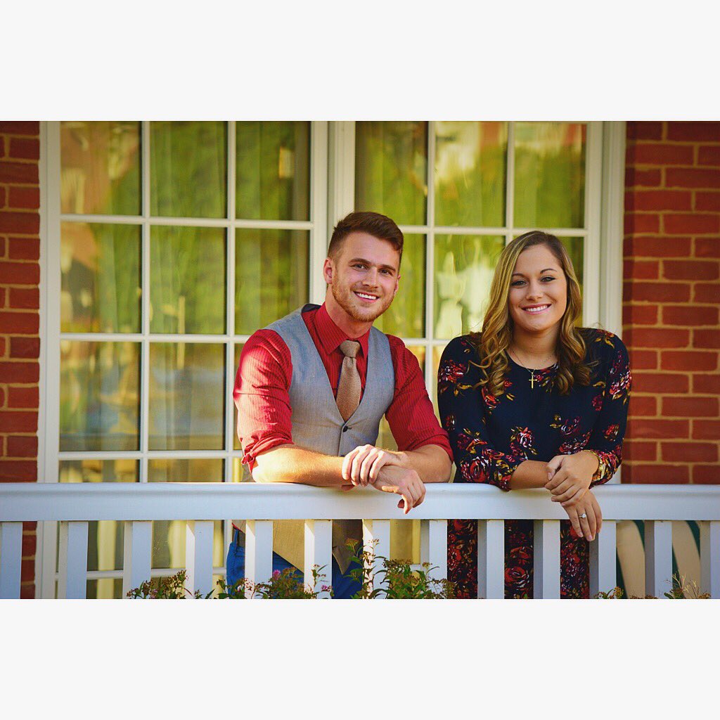 Give us the CROWN we won't let you DOWN 👑 Vote Carly and Sam for Homecoming 2016!