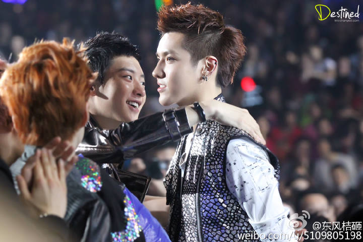 minyeooool's tweet photo. กอดฮยอง ฮยองเก่งที่สุดเลยน้า❤ #krisyeol https://t.co/cYsvO8PEK5