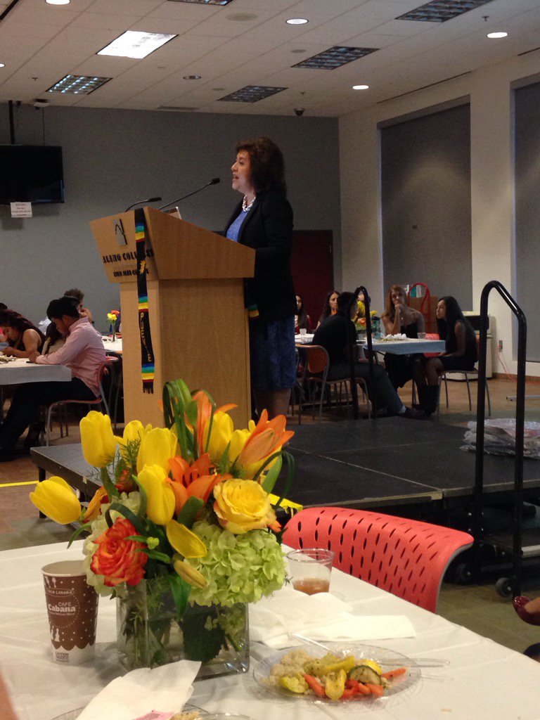 SofiaBeau's tweet photo. #puenteprogram dinner. Dr. Lerma explains the types of degrees. #paloaltocollege https://t.co/MqqzHmxdub