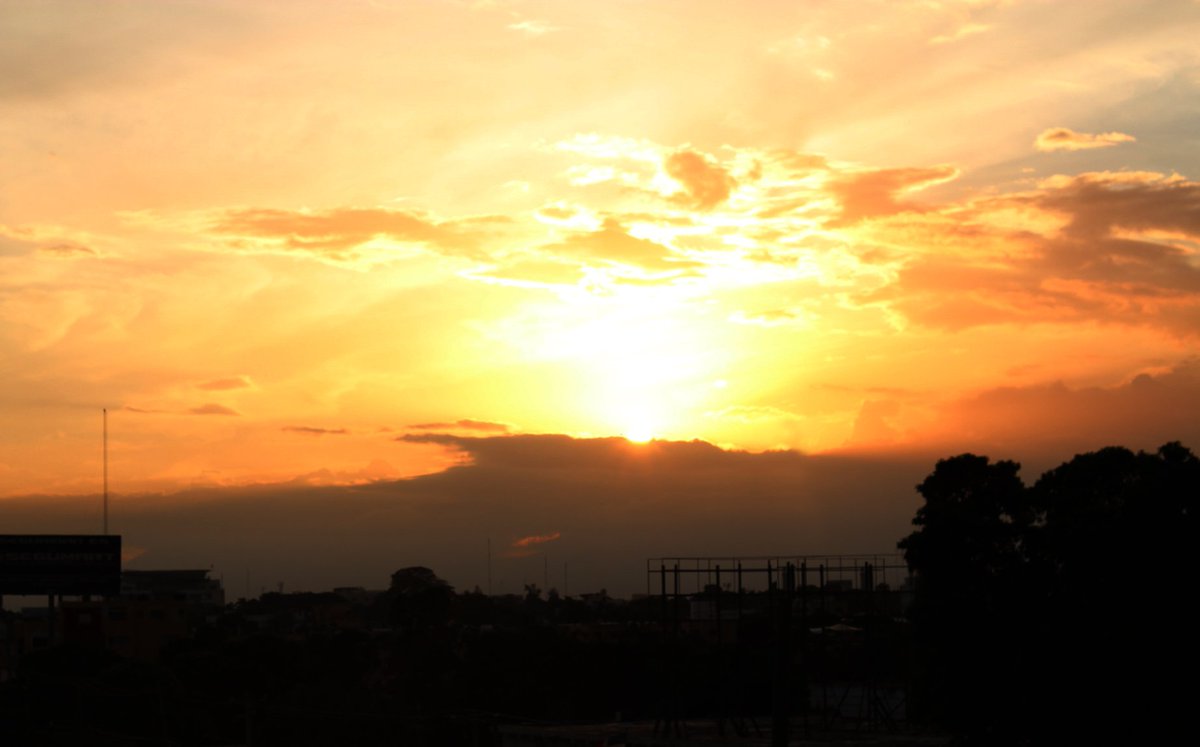 CompassDR's tweet photo. S U N S E T #CompassDR #Audiovisual #Production #filmmaking #shooting #outdoors #skyporn #sunset #sun #clouds #sky #fall #erredé https://t.co/KS9TSWC7a3