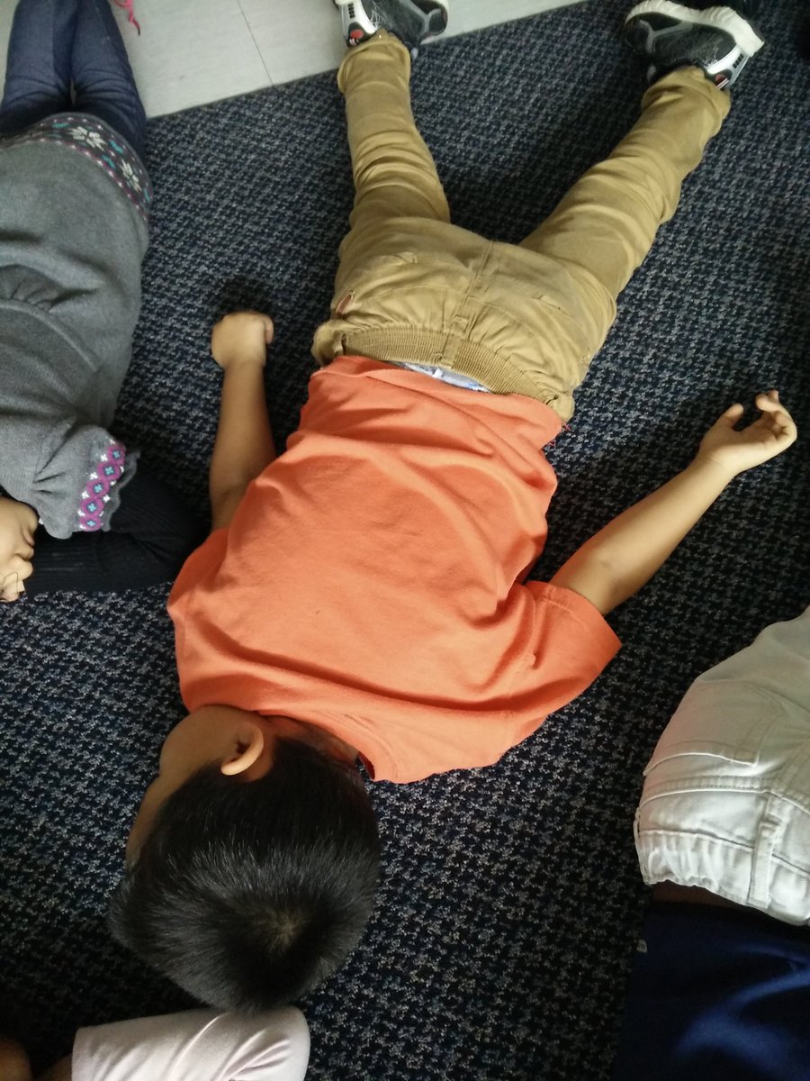 MsLisClass's tweet photo. Sept 30, 2016 - Our quiet reflection time signifies the end of the morning and the beginning of our afternoons! 🌞 https://t.co/rnrSWtJ1kn