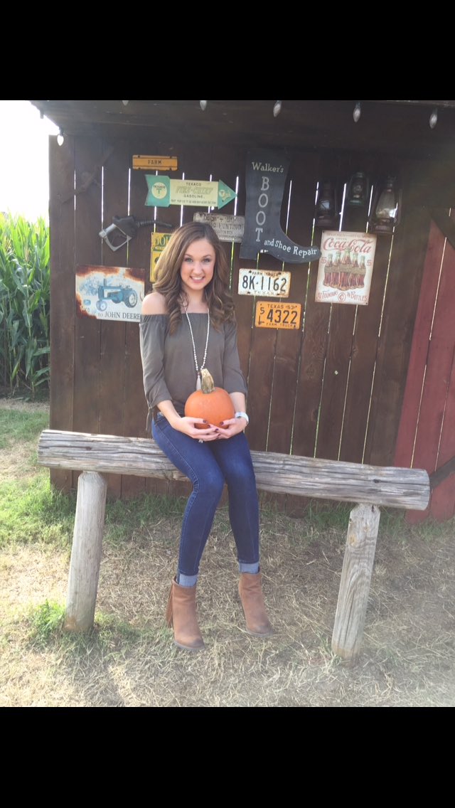 brileyskelly's tweet photo. Pumpkins, Kisses &amp; Harvest Wishes💋🎃 https://t.co/OLaRoPORCr