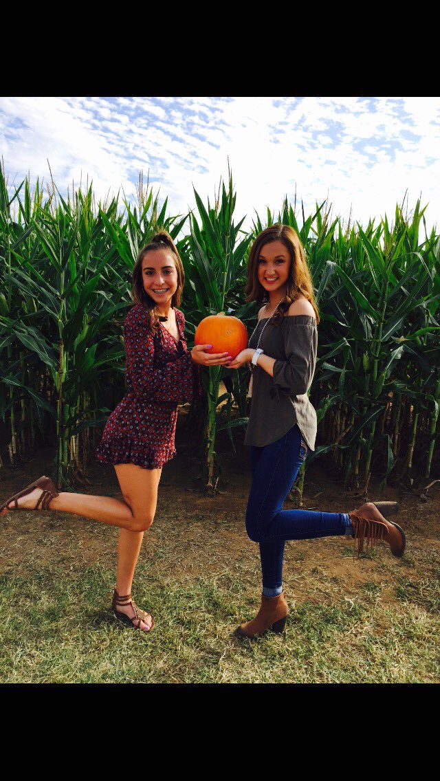 brileyskelly's tweet photo. Pumpkins, Kisses &amp; Harvest Wishes💋🎃 https://t.co/OLaRoPORCr