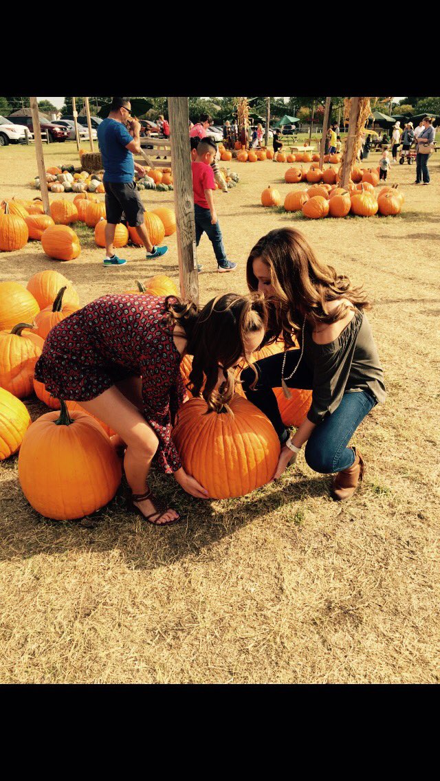 brileyskelly's tweet photo. Pumpkins, Kisses &amp; Harvest Wishes💋🎃 https://t.co/OLaRoPORCr