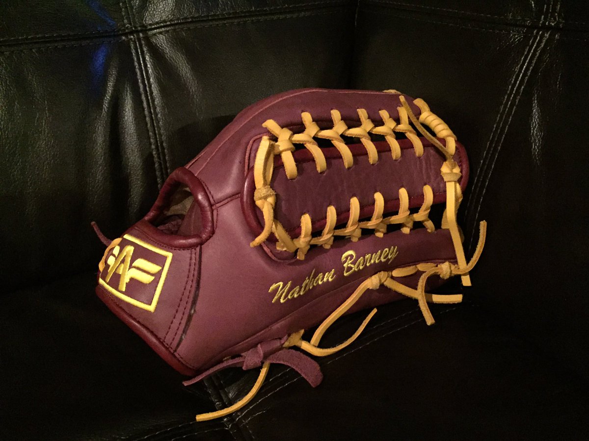 nathanbarney6's tweet photo. Awesome @alvarezgloves surprise from @jacksuwinski - custom @Ramblrbaseball SWAG. Nice to have you home bro. https://t.co/IEVInOVUfK