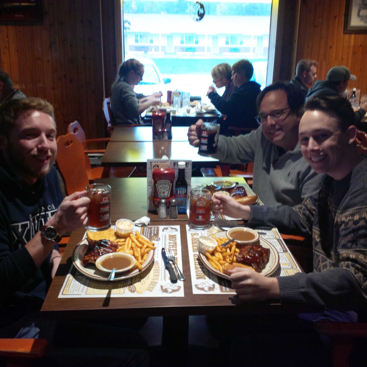 PatrickBohan's tweet photo. Mother Webb's with the Boys! https://t.co/K7x3oDqszg