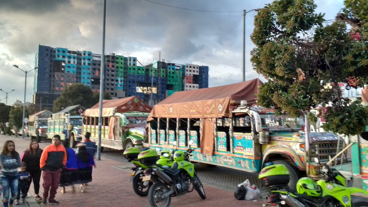 HOLLMANMORRIS's tweet photo. Indígenas guambianos llegan a Bogotá para exigir que se le ponga fin a la guerra y se implemente el Acuerdo de Paz ya. https://t.co/UEpuju0Tfz