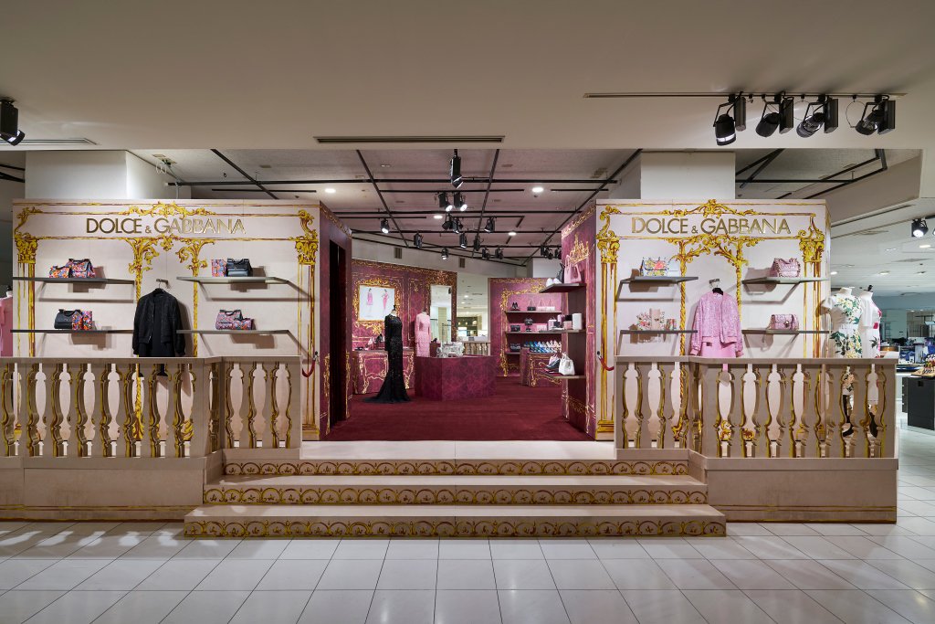 dolcegabbanajp's tweet photo. 【本日最終日】ドルチェ＆ガッバーナが伊勢丹新宿店で開催中のポップアップストアは本日最終日。この秋話題のレースが魅惑的なトレンチコートやシューズなど、日本限定・先行のアイテムをぜひお見逃しなく。#DGLace #DGLovesJapan https://t.co/78z0Tl7xtv