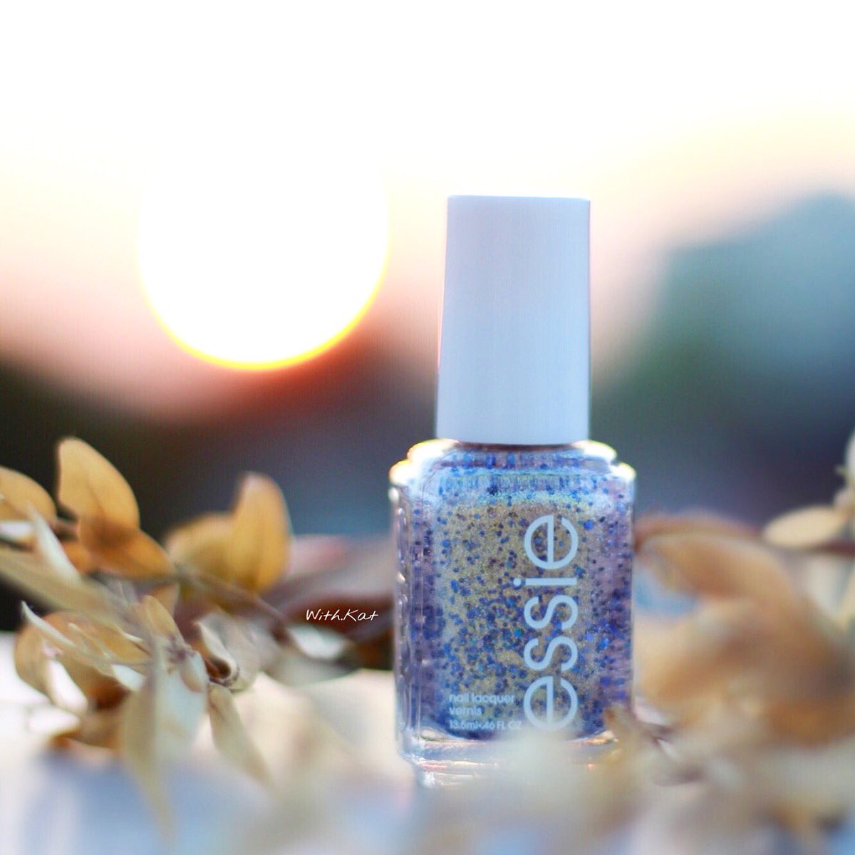 withkatYT's tweet photo. 💙✨🍂🌅

#onasilverplatter #glitter #nailpolish #sunset #bodensee #essie @essie @essie_DE @EssieCanada @essie_France
👉🏼 https://t.co/Z0x1OeXQxx https://t.co/MEGHyhvNyy
