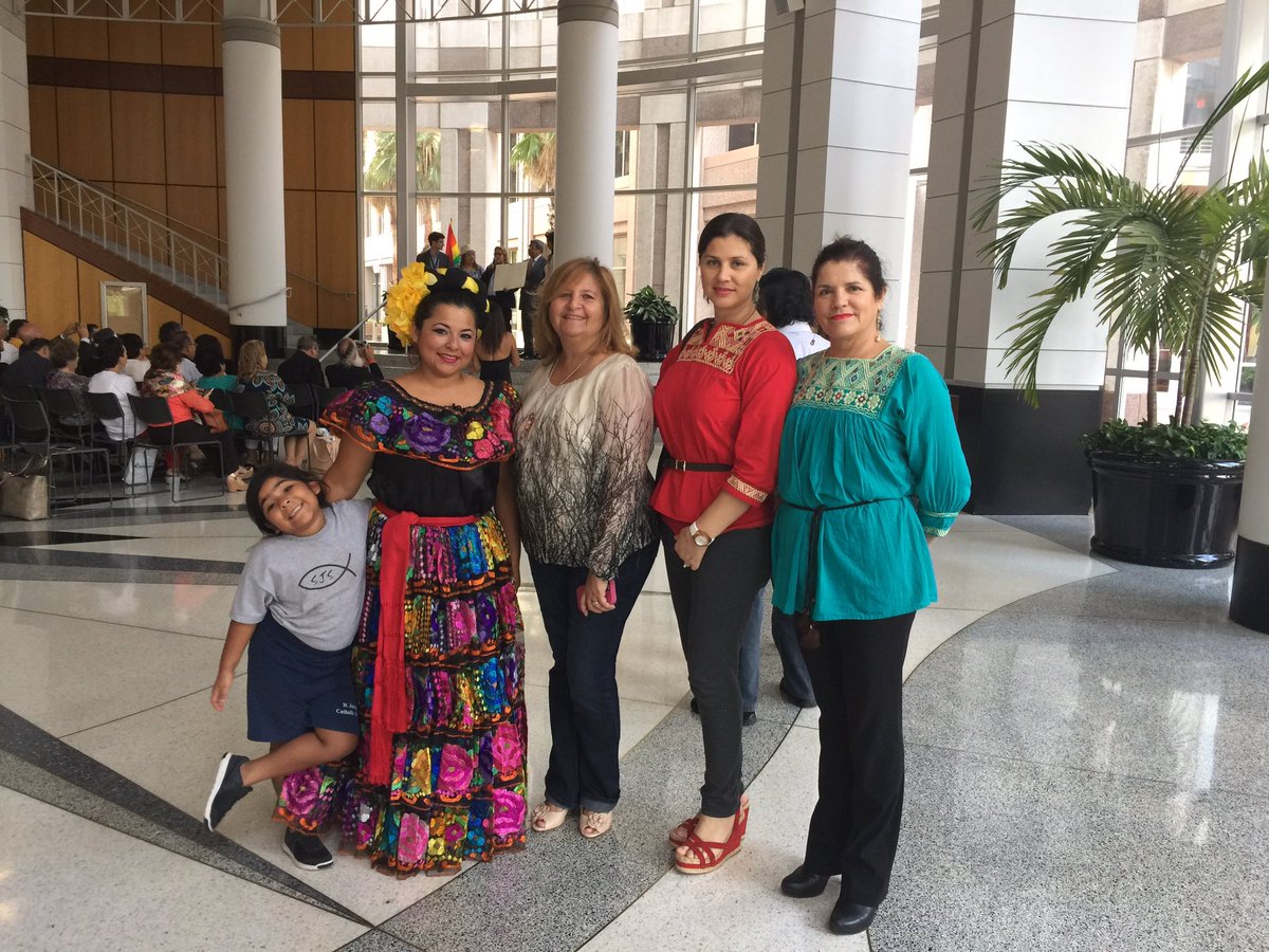 isabelaguilera's tweet photo. En el marco de los festejos de la herencia hispana, asistimos a uno de los eventos culturales con Poetas, escritores y artistas de 27 paises https://t.co/Lo5oNriOhm