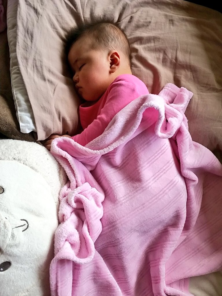 Yecnaj's tweet photo. Don't worry . She's ok now @KingggTama .
#dramaticlikeherdad
๐ https://t.co/NZyrq0XCDm