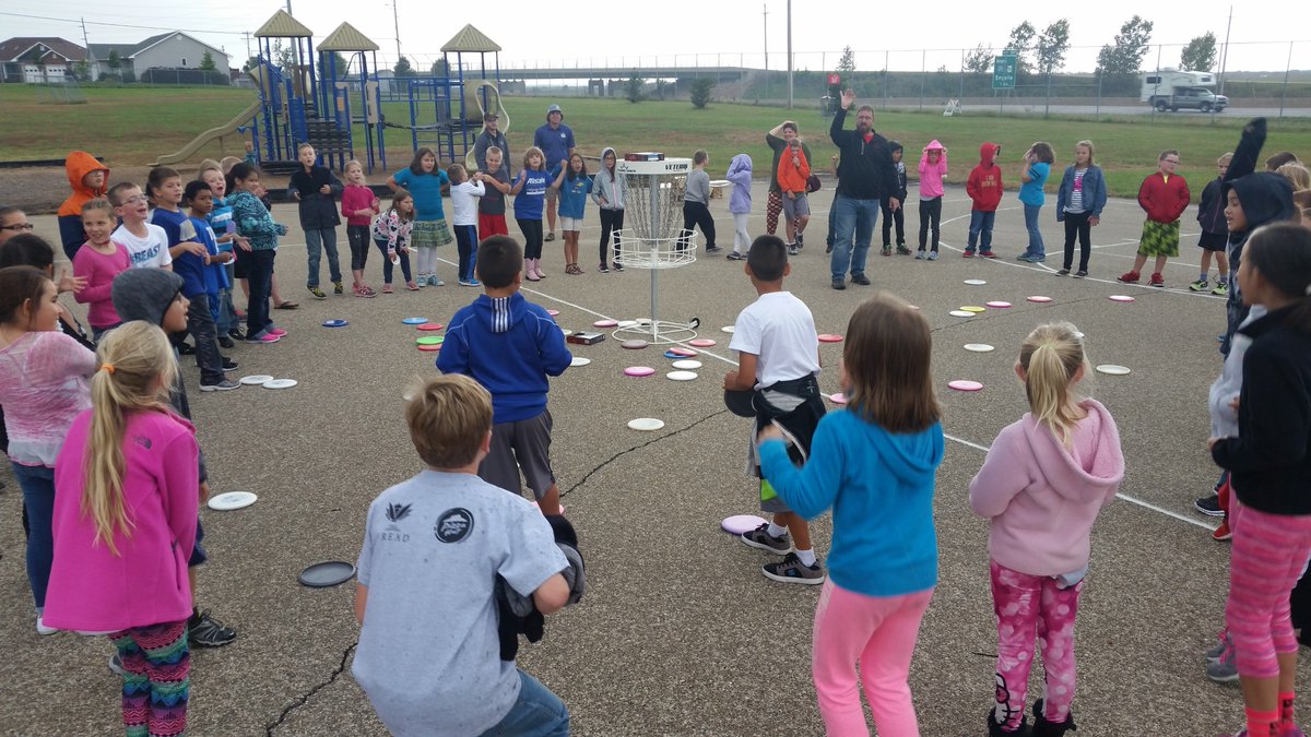 mrskalaolivier's tweet photo. Thanks to the awesome guys from @DynamicDiscs for teaching our 3rd graders all about the sport of disc golf!  #EmporiaProud #GrowTheSport https://t.co/MxcOh55Bi1