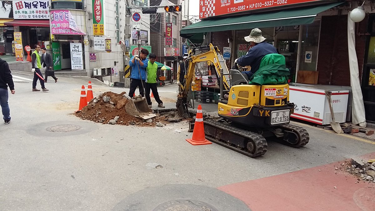 HeliosJH's tweet image. #성남시 수도시설과에서 
긴급누수복구공사 중입니다
박석로63번길2 주변 통행이 불편하오니 양해하여 주시기 바라며 조속히 마무리 하겠습니다