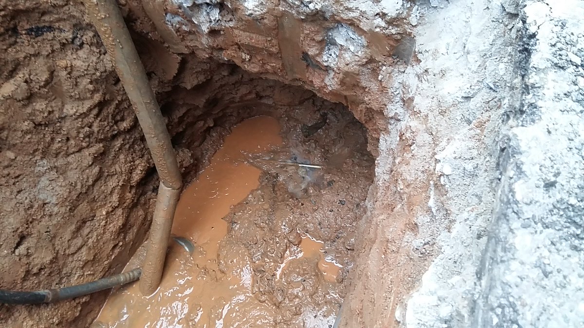 HeliosJH's tweet image. #성남시 수도시설과에서 
긴급누수복구공사 중입니다
박석로63번길2 주변 통행이 불편하오니 양해하여 주시기 바라며 조속히 마무리 하겠습니다