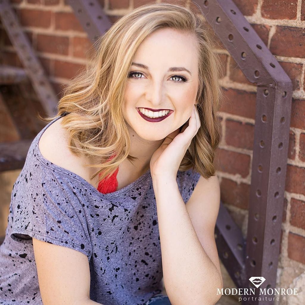 _modernmonroe_'s tweet photo. Sneak #2 for Miss @mackenziesmith16! ❤️
.
.
.
.
.
.
#modernmonroeportraiture #rocktheglam #modernmonroe #kcseniorpi… https://t.co/39ygholRaM