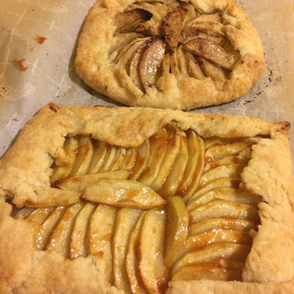 real_EV's tweet photo. Let there be tarts! 
#baking #ithinkimgettingthehangofthis #appletarts https://t.co/G4jjXFKsUj
