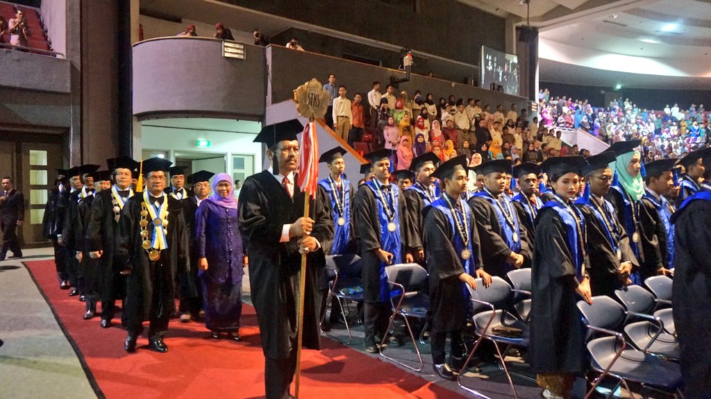 1.Tweeps, hari ini Menteri Sosial <a href="/KhofifahIP/">Khofifah Indar Parawansa</a> menghadiri sidang terbuka senat STKS Bandung dlm rangka wisuda mahasiswa