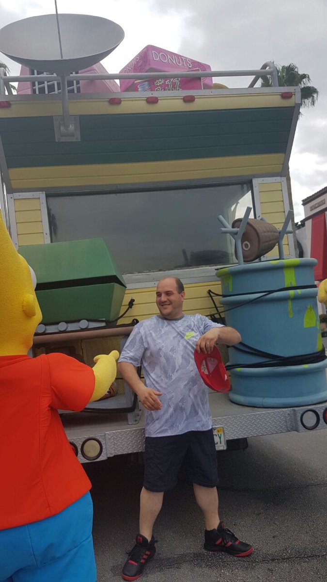 johepaz's tweet photo. No todos los días Bart te saca la gorra, y se almuerza en Krusty Burger 😍 #Familia #UniversalStudios #SimpsonsRide #Orlando #Florida https://t.co/mrNG9aUAWB