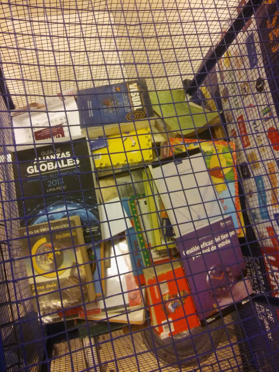 bobsparz's tweet image. Definitivamente los niños van a estar leyendo un manual de #VisualBasic6 en pleno bus. Esto es el #LimaLee de @LuchoCastanedaL.