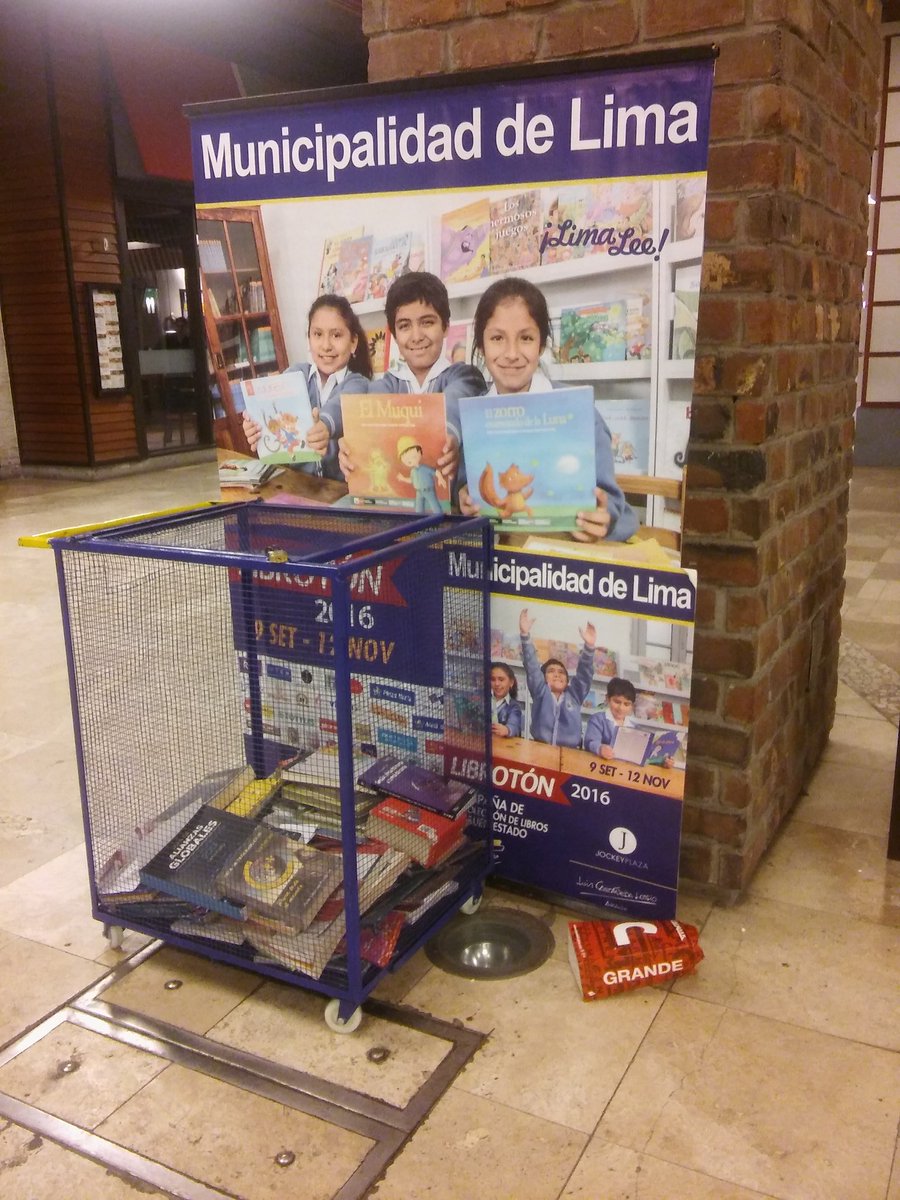 bobsparz's tweet image. Definitivamente los niños van a estar leyendo un manual de #VisualBasic6 en pleno bus. Esto es el #LimaLee de @LuchoCastanedaL.