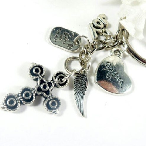 valroseshowers's tweet photo. #crosskeychain #giftformom #giftformommy #momgift #charmkeychain #silverkeychain #enchanteโฆ https://t.co/CwWAK7xdr1 https://t.co/W11Lf6AVzH