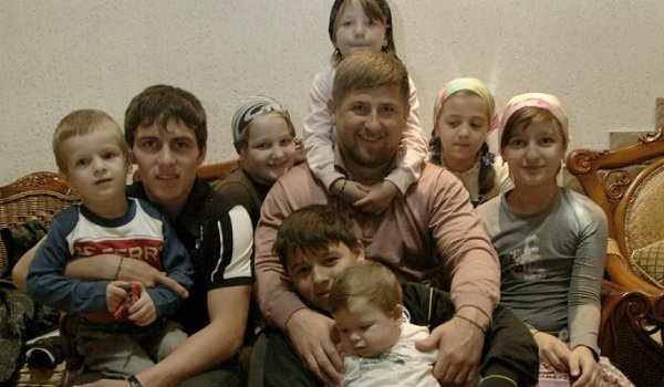 медина мусаева кадырова. сколько приемных детей у рамзана кадырова. семья рамзана кадырова фото. медни кадырова 2020. семья кадырова дети.