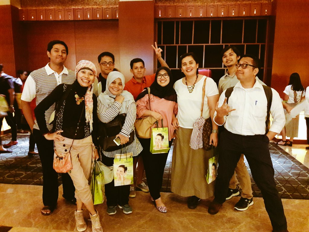 Semalam nonton Gala Premier Wonderful Life bareng <a href="/Sariayu_MT/">Sariayu MarthaTilaar</a> dan temen2 <a href="/akademiberbagi/">Akademi Berbagi</a>. Senangnya :') #WLmovie8 #perempuanwonderful