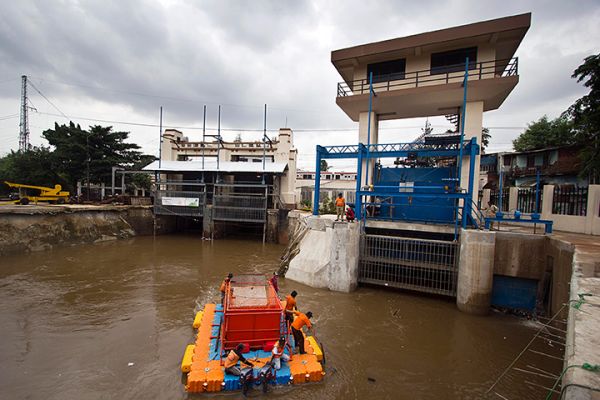 Tiga Tahun terakhir, Sampah di Pintu Air Manggarai Berkurang 70% bit.ly/2d41GrI