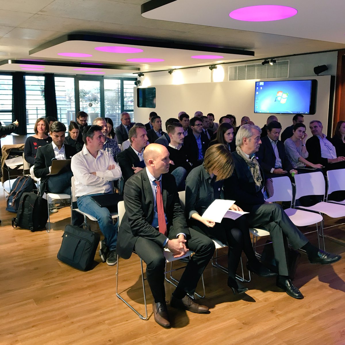 hubfiRA's tweet photo. Les investisseurs sont là, la salle est comble, on est prêt à écouter les Pitchs de nos 10 #startups ! #pitch&amp;win cc @Bpifrance @imaginove https://t.co/RUzSvIU97L