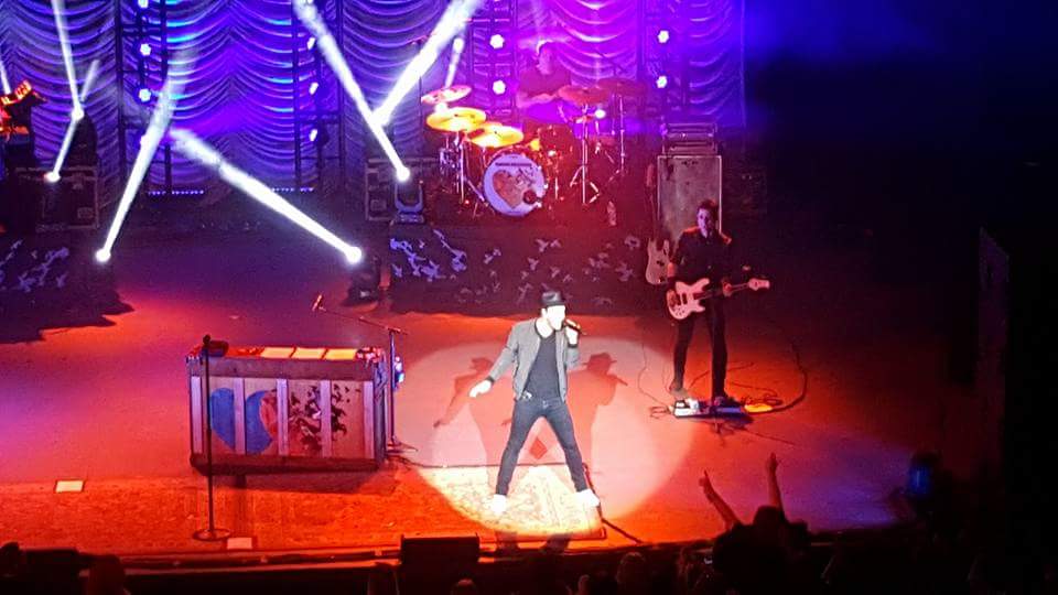 UmpababyErin's tweet photo. Feels like home.  He gets me. #gavindegraw https://t.co/T22umhJpuR