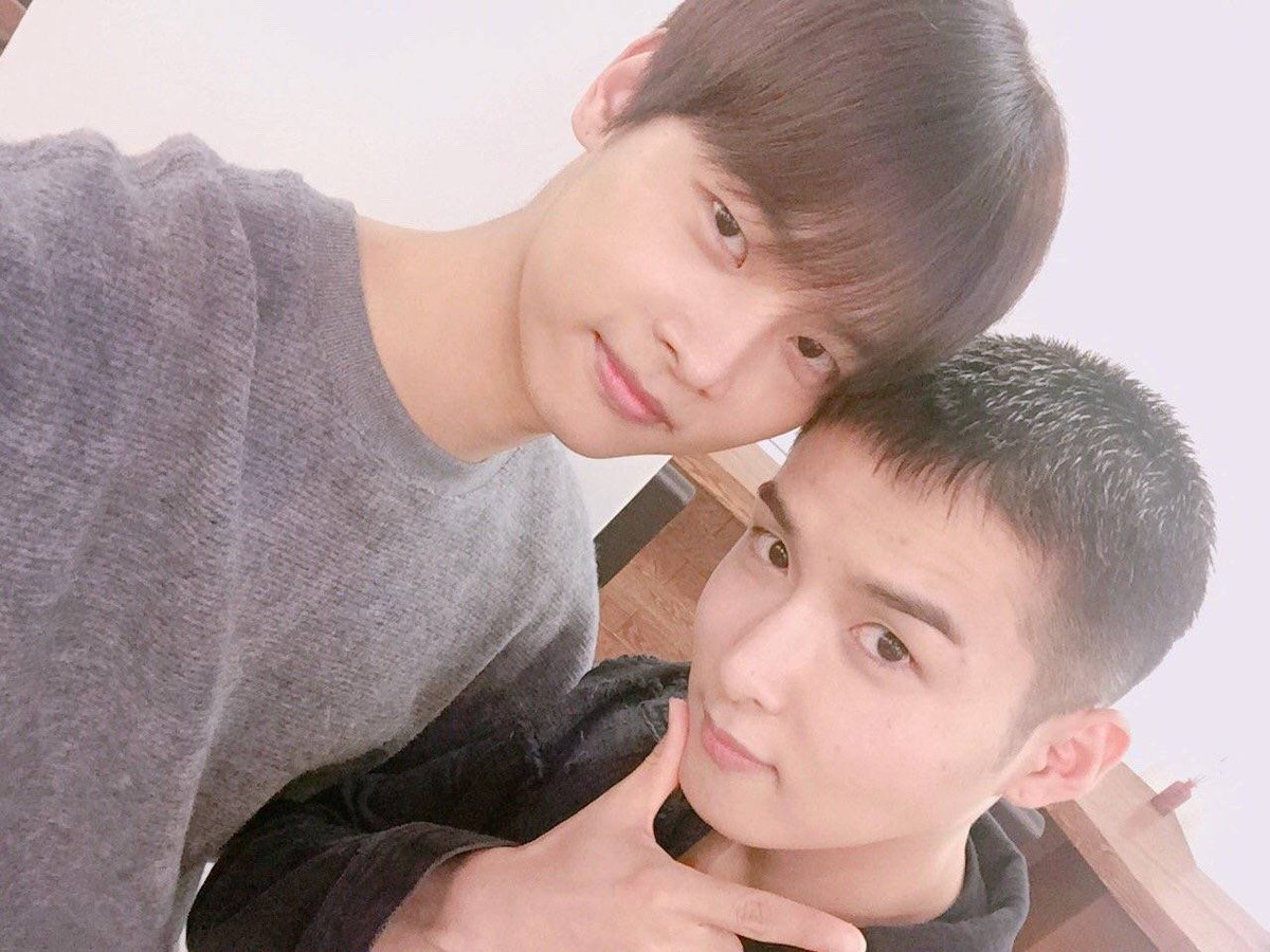 781985903's tweet photo. 哈哈哈，很帅哦，两年等你哦#려욱 https://t.co/fgKSgrcFVk